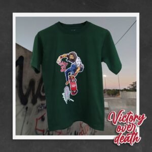 Victory over death, remera verde inglés mangas cortas de algodón premium. Suave al tacto, holgada y fresca. Estampa frontal con Jesús venciendo la muerte.
