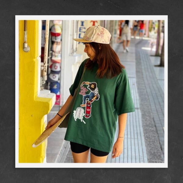 Victory over death, remera verde inglés mangas cortas de algodón premium. Suave al tacto, holgada y fresca. Estampa frontal con Jesús venciendo la muerte.