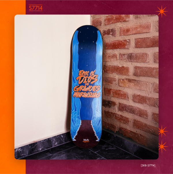 Vinilo decorativo S7714 de alta calidad y resistencia, perfecto para skates, longboards o para decorar tu espacio favorito.