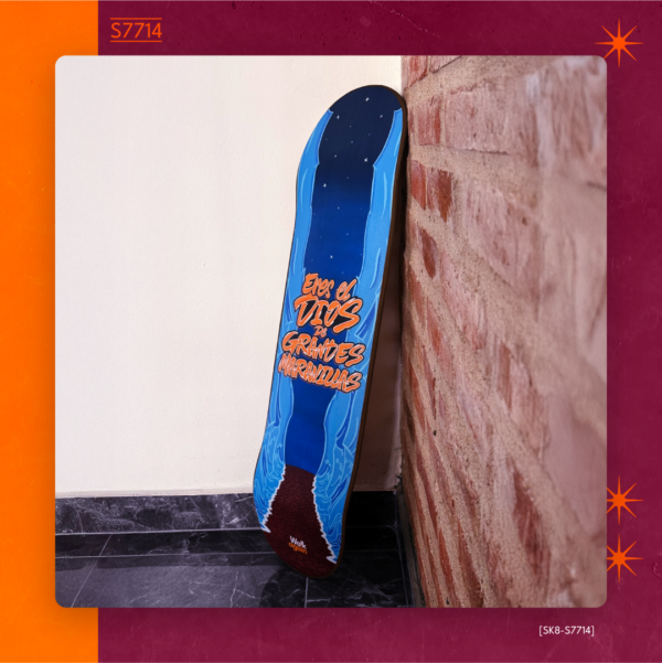 Vinilo decorativo S7714 de alta calidad y resistencia, perfecto para skates, longboards o para decorar tu espacio favorito.