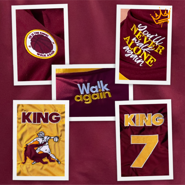 Jersey bordó combinado con amber, holgado y fresco confeccionado en polyester. Diseño exclusivo con múltiples bordados. Frente: Imagen de Jesús venciendo al diablo en una jugada de básquet + texto KING. Espalda: texto KING y el número 7. Manga derecha: escudo con pelota básquet y la frase “He is the King”. Manga izquierda: texto “You’ll never walk alone again“.