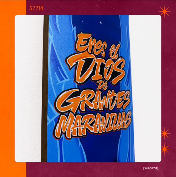 Vinilo decorativo S7714 de alta calidad y resistencia, perfecto para skates, longboards o para decorar tu espacio favorito.